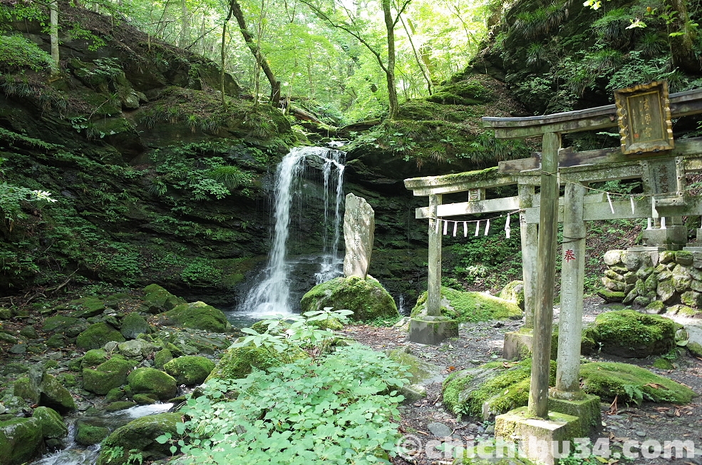 三峰神社参拝の日表参道清浄の滝鳥居