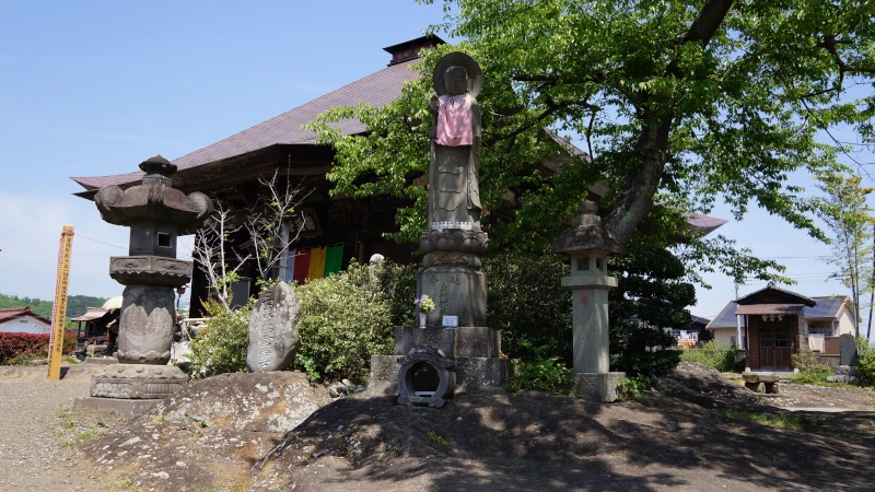 秩父札所第十九番龍石寺観音堂と堆積岩の画像