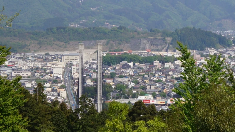 秩父札所第二十三番音楽寺から秩父市街を望む画像