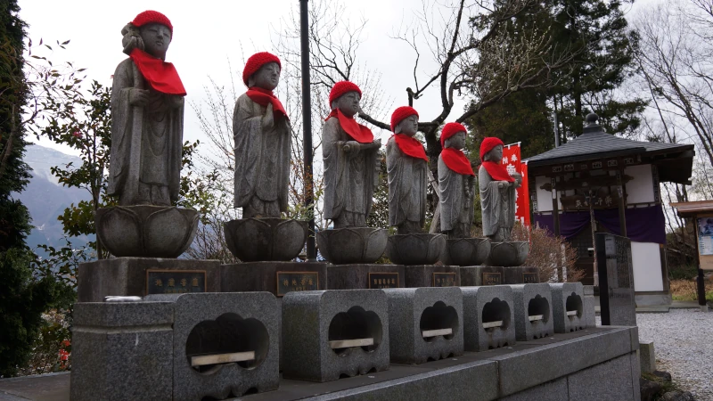 秩父札所第六番卜雲寺武甲山と地蔵尊の画像