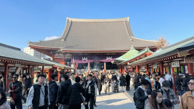 2026年の旧正月に参拝した坂東札所13番・金龍山浅草寺の本堂を、澄んだ青空を背景に撮影した全景。朱色の本堂が晴天に映える様子