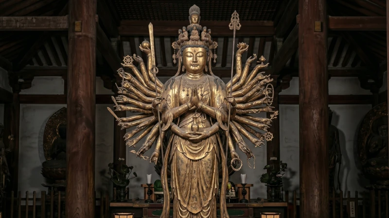 秩父札所の堂内に安置された千手観世音菩薩像のイメージ画像。金箔がところどころ剥がれ、長い年月を経た仏像の落ち着いた風合いと堂内の静けさが感じられる