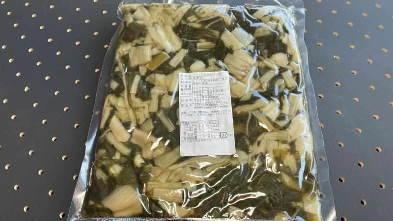 JAちちぶ 荒川農産物直売所『荒川そばの里』で購入した、秩父の郷土食・しゃくし菜（杓子菜）の塩漬けを撮影したもの。素朴な袋詰めのしゃくし菜で、地元ならではの味わいが伝わる一枚