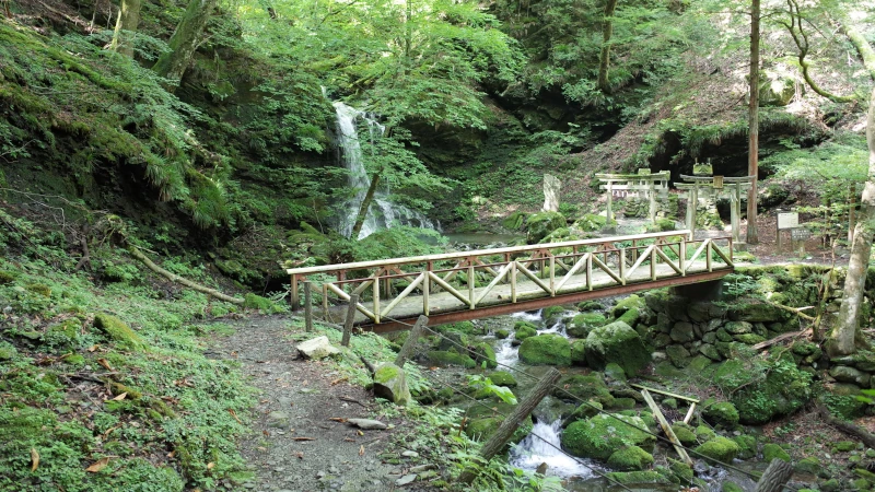 三峯神社参拝の日表参道清浄の滝の画像