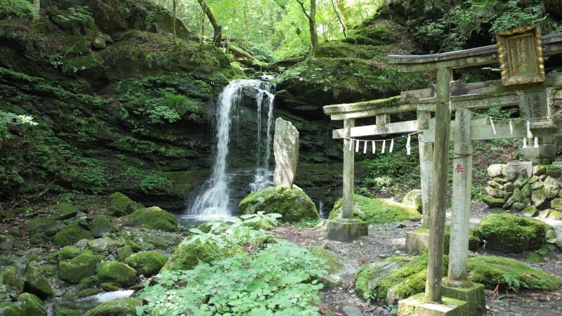 三峯神社参拝の日表参道清浄の滝鳥居の画像