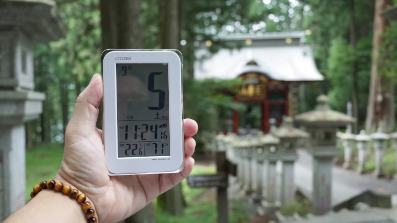 三峯神社参拝の日随身門前の画像