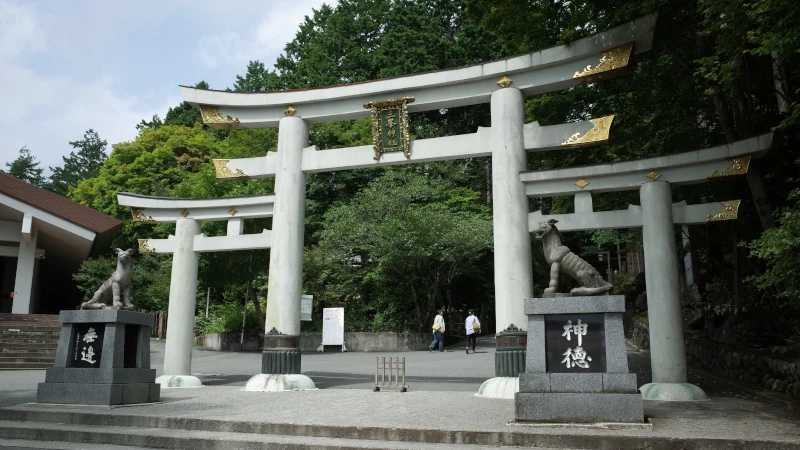 三峯神社参拝の日参道入口三ツ鳥居の画像