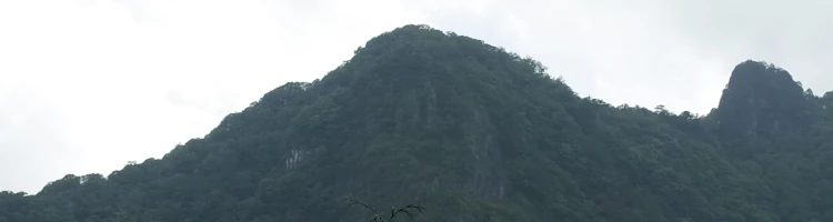 三峯神社奥宮の遠景モバイル用画像