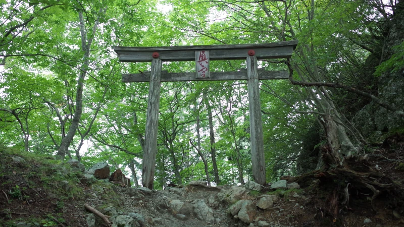 三峯神社参拝の日奥宮参道四の鳥居の画像