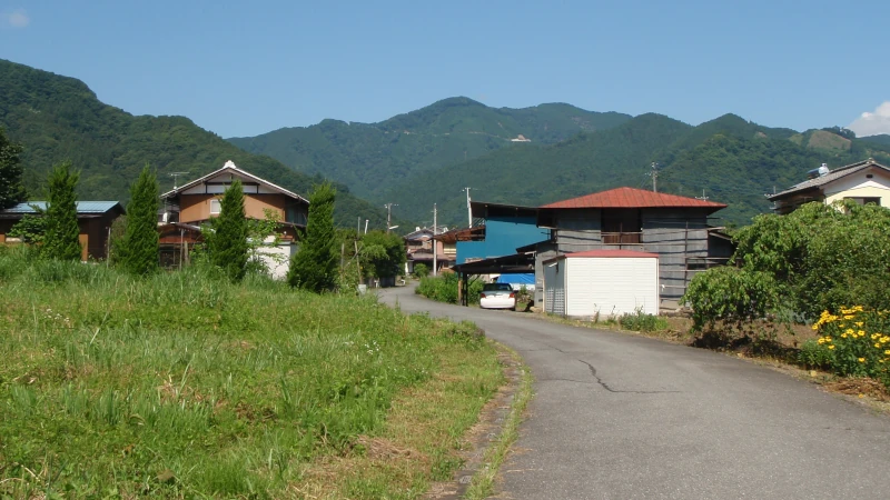 2011年の夏、秩父札所30番から31番へ向かう巡礼道を徒歩で進む途中に撮影した風景。緑が濃い夏の山道が続き、静かな巡礼の雰囲気が伝わる