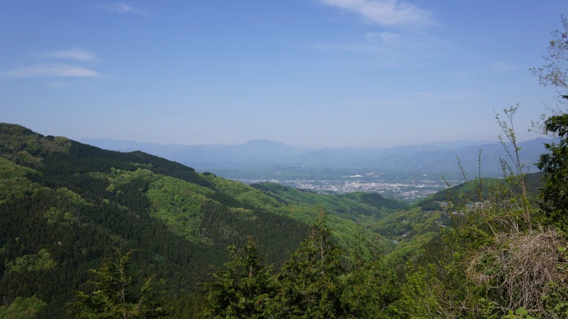 秩父山地から市街地を望む画像