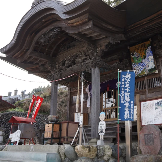秩父札所第3番・岩本山常泉寺の観音堂に施された龍の彫刻全景。参拝時に現地で撮影した精巧な木彫の様子
