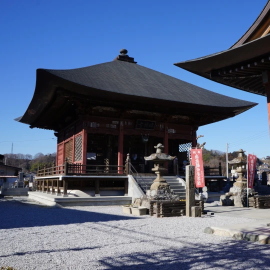 秩父札所第5番・小川山語歌堂の観音堂を道路脇から撮影した全景。参拝時に現地で撮影した落ち着いた境内の様子