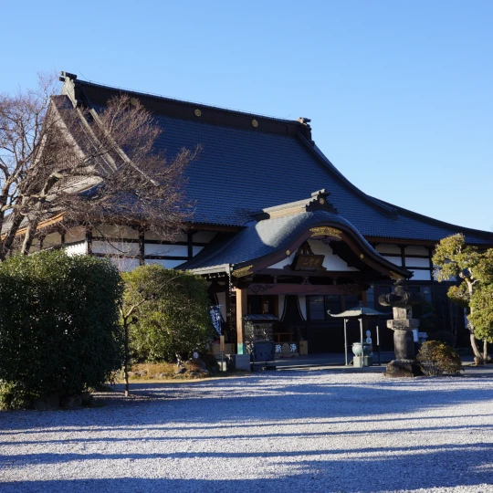 秩父札所第7番・青苔山法長寺の正面が十間ある本堂を撮影した全景。参拝時に現地で撮影した静かな境内の様子