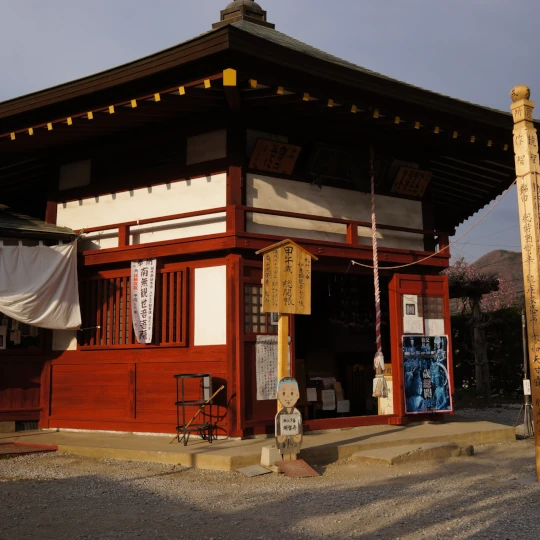 秩父札所第9番・明星山明智寺の六角形観音堂全景。参拝時に現地で撮影した静かな堂宇の佇まい