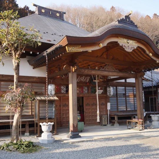 秩父札所第10番・万松山大慈寺の観音堂を近くから撮影したもの。参拝時に現地で撮影した静かな境内の様子