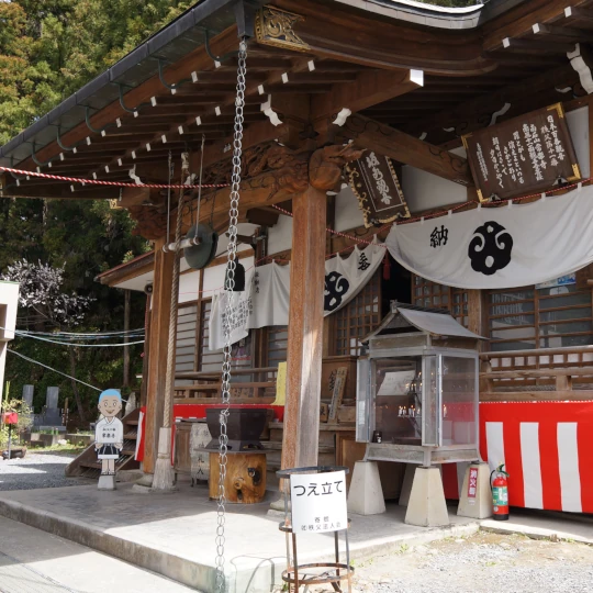 秩父札所第11番・南石山常楽寺の観音堂を近くから撮影したもの。参拝時に現地で撮影した静かな境内の様子