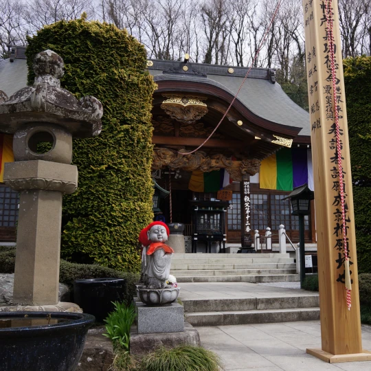 秩父札所第12番・仏道山野坂寺の観音堂を近くから撮影したもの。参拝時に現地で撮影した祈願塔が建つ境内の様子