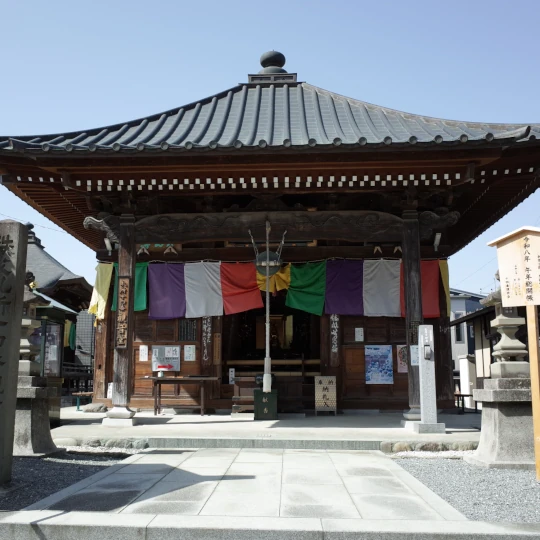 秩父札所第14番・長岳山今宮坊の観音堂を近くから撮影したもの。参拝時に現地で撮影した静かな境内の様子