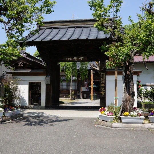 秩父札所第16番・西光寺の山門。中央部分を近くで撮影した落ち着いた佇まい