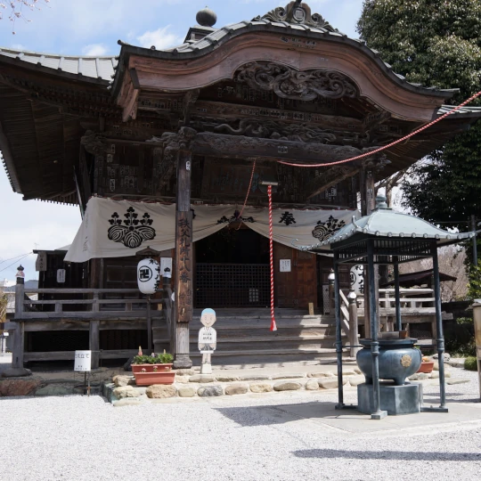 秩父札所第18番・白道山神門寺の安政年間に建てられた観音堂を撮影した全景。参拝時に現地で撮影した静かな境内の様子