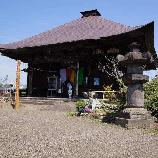 秩父札所第19番・飛淵山龍石寺の巨大な岩盤の上に建つ観音堂を撮影した全景。参拝時に現地で撮影した静かな境内の様子