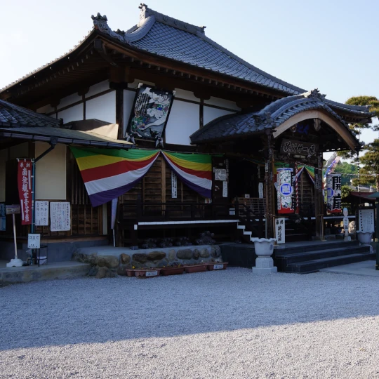 秩父札所第21番・要光山観音寺の観音堂を近くから撮影したもの。参拝時に現地で撮影した静かな境内の様子