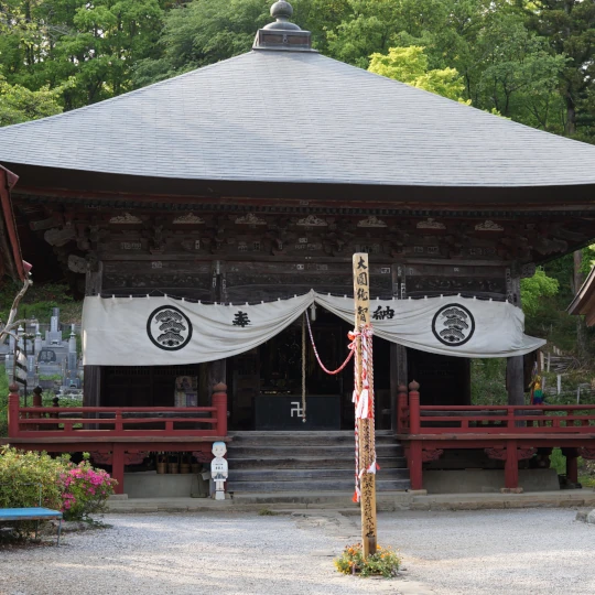 秩父札所第23番・松風山音楽寺の観音堂を撮影した全景。参拝時に現地で撮影した静かな境内の様子