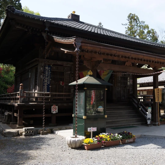 秩父札所第24番・光智山法泉寺の観音堂を近くから撮影したもの。参拝時に現地で撮影した静かな境内の様子