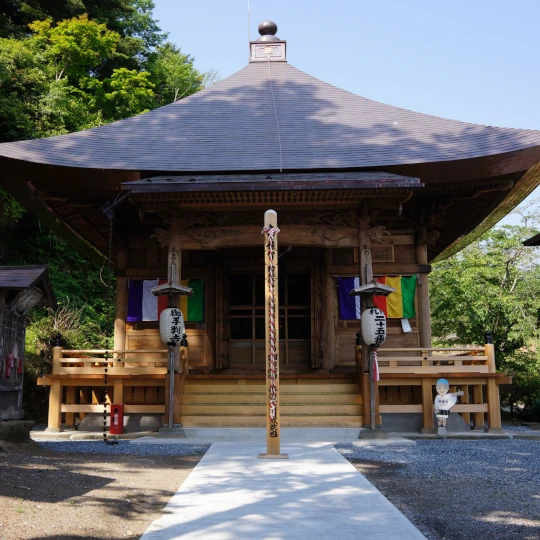 秩父札所第25番・岩谷山久昌寺の観音堂を近くから撮影したもの。参拝時に現地で撮影した静かな境内の様子