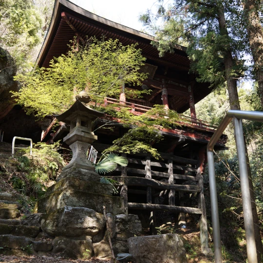 秩父札所第26番奥の院・岩井堂の舞台造りを撮影した全景。1205年建立の堂が岩肌に建つ様子を、参拝時に現地で撮影したもの