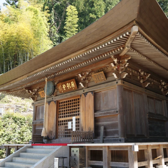 秩父札所第27番・龍河山大淵寺の観音堂を近くから撮影したもの。参拝時に現地で撮影した静かな境内の様子