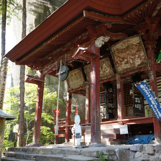 秩父札所第28番・石龍山橋立堂の観音堂を近くから撮影したもの。参拝時に現地で撮影した静かな境内の様子