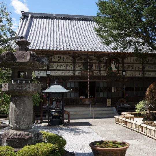 秩父札所第29番・笹戸山長泉院の観音堂と石灯篭を近くから撮影したもの。参拝時に現地で撮影した静かな境内の様子