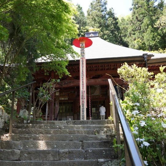 秩父札所第30番・瑞龍山法雲寺の観音堂を階段下から撮影した全景。参拝時に現地で撮影した静かな境内の様子