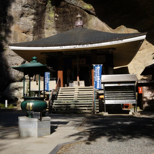 秩父札所第31番・鷲窟山観音院の観音堂を撮影した全景。参拝時に現地で撮影した静かな境内の様子