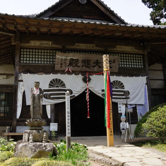 秩父札所第33番・延命山菊水寺の観音堂を近くから撮影したもの。参拝時に現地で撮影した静かな境内の様子