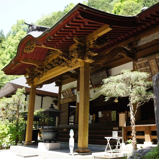 秩父札所第34番・日沢山水潜寺の観音堂を近くから撮影したもの。参拝時に現地で撮影した静かな境内の様子