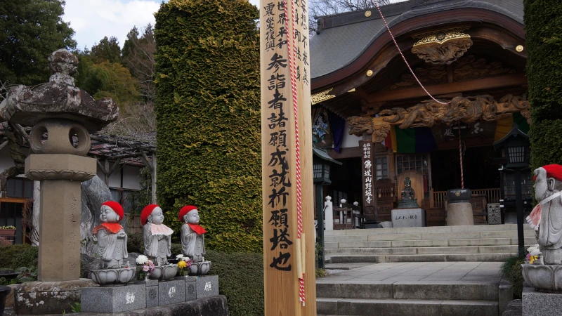 総開帳の御手綱と祈願塔が立てられた１２番野坂寺観音堂を撮影
