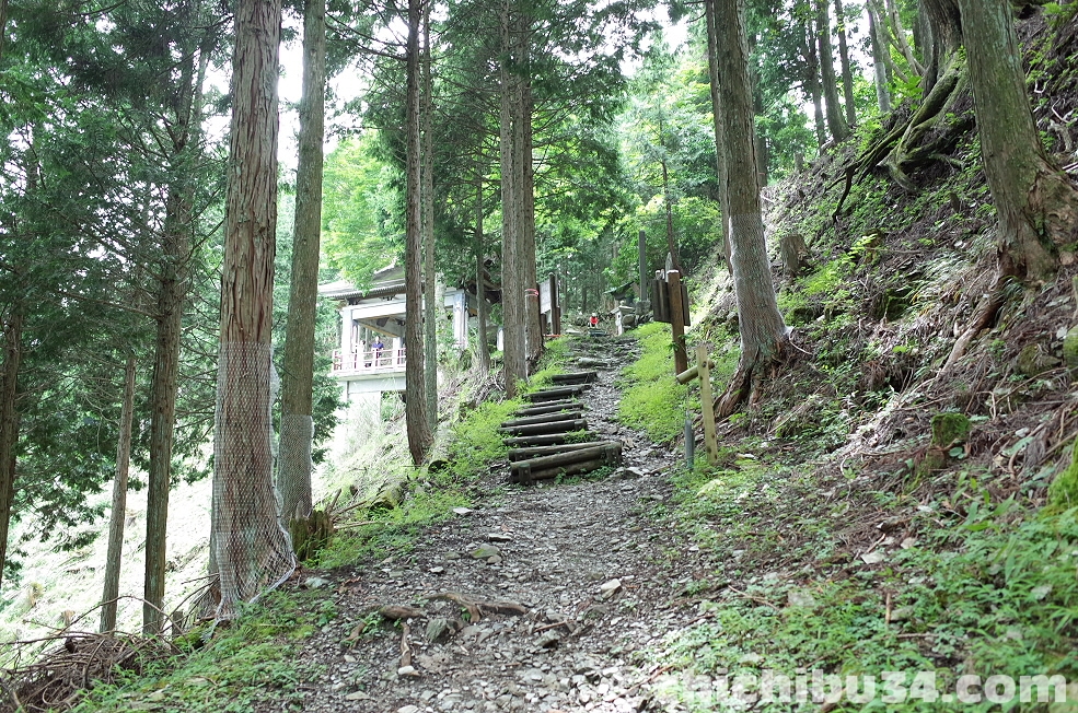 三峰神社参拝の日表参道から遥拝殿